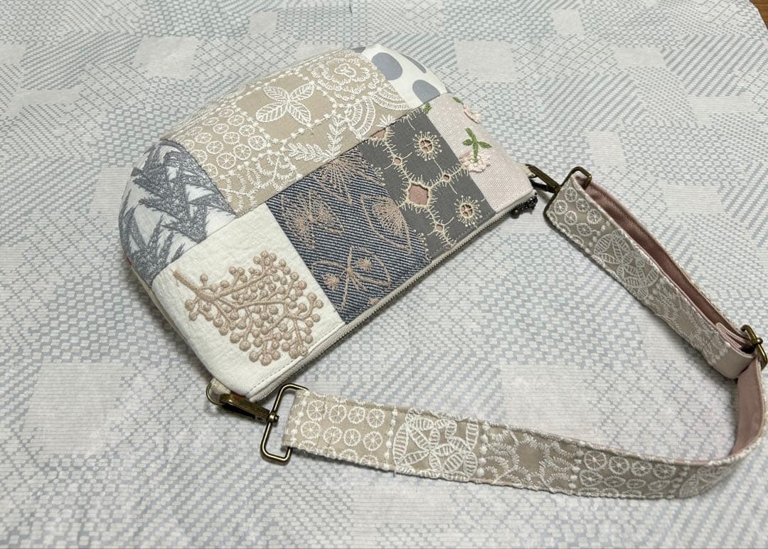 ハンドメイド ミナペルホネン パッチのコロりんポシェット