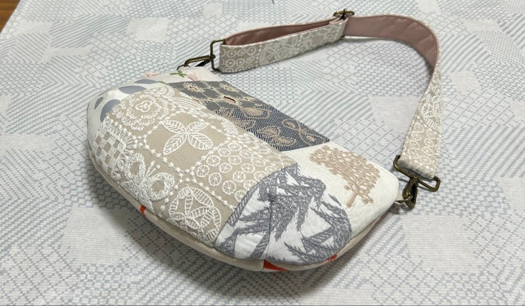 ハンドメイド ミナペルホネン パッチのコロりんポシェット