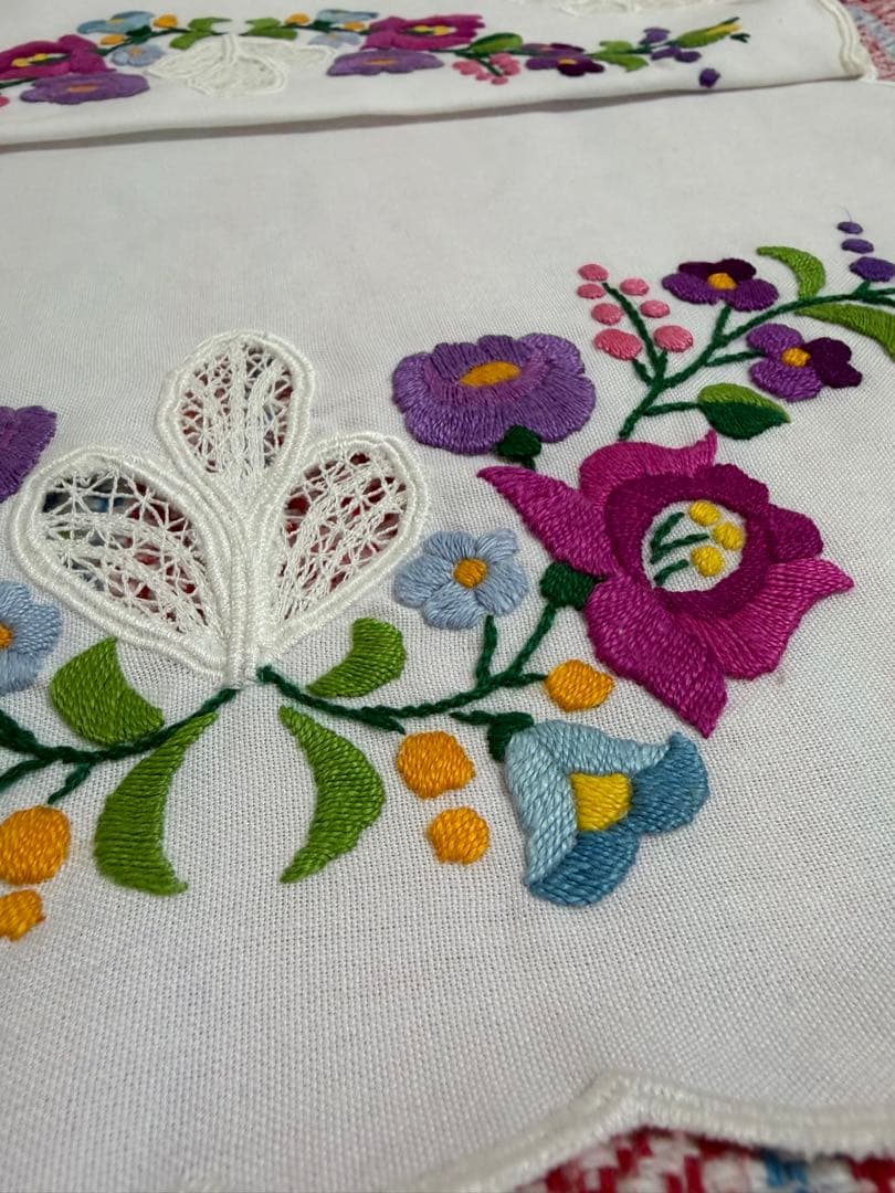 カロチャ刺繍　刺繍花柄テーブルクロス