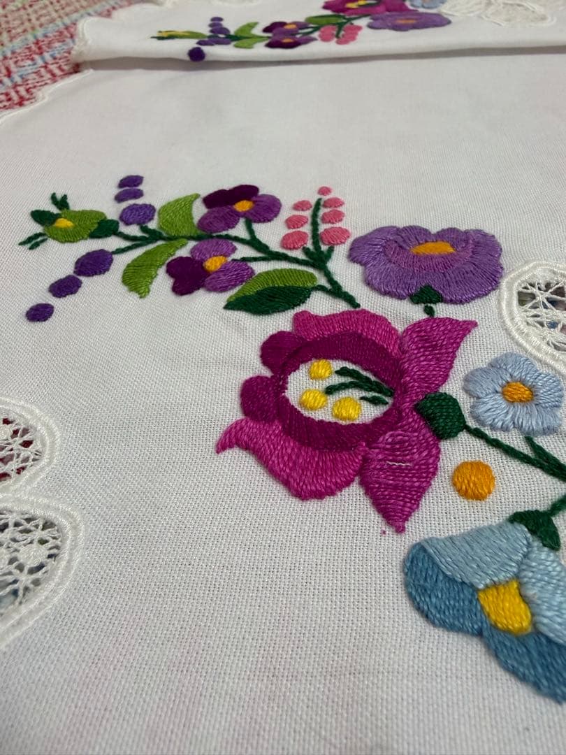 カロチャ刺繍　刺繍花柄テーブルクロス